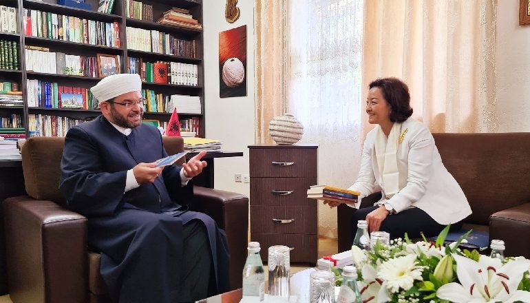 YURI KIM TAKON MYFTIUN E SHKODRËS/ Bisedojnë rreth besimit dhe respektimit të drejtave të tjetrit