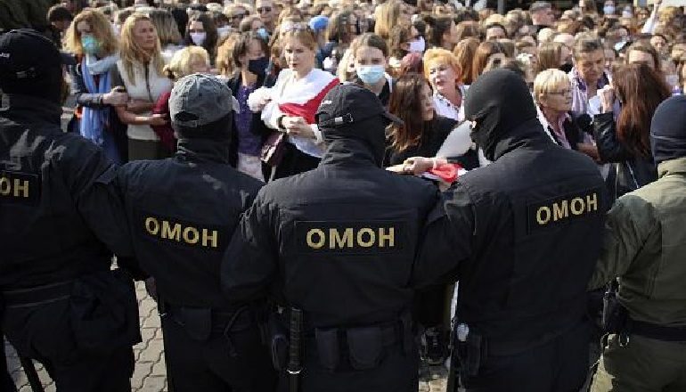BJELLORUSI/ Policia dhunon gratë protestuese në prag të takimit Putin-Lukashenko