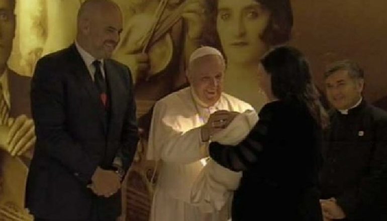 “ERDHA PËR T’IU INKURAJUAR QË TË RRITET SHPRESA MES JUSH”/ Rama kujton vizitën e Papa Françeskut në Shqipëri në 2014 (FOTO)