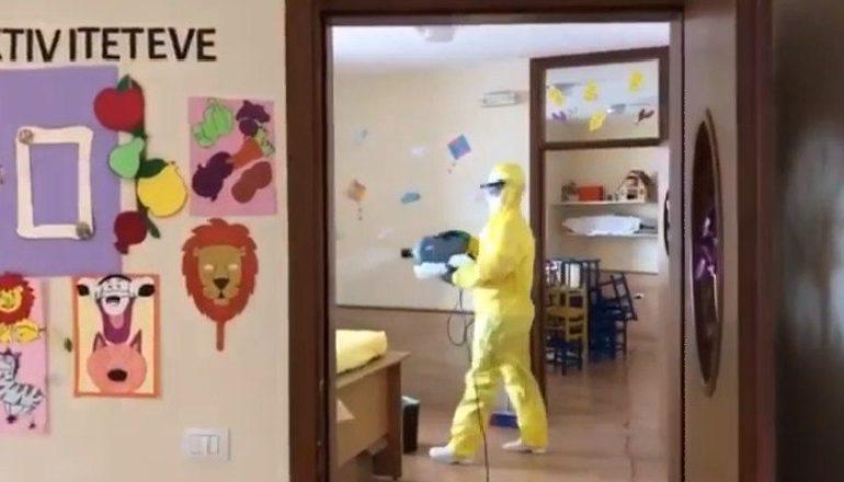 INSTITUCIONET PUBLIKE NË KUÇOVË PREKEN NGA COVID-19/ Infektohet një edukatore dhe fëmija e saj 5-vjeçe, si dhe punonjësja e fasonerisë