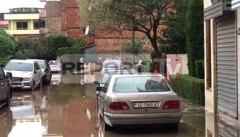 SHIRAT E PARË TË VJESHTËS SJELLIN PROBLEME NË QARKULLIM/ Përmbyten rrugët në Lushnje dhe Lezhë (VIDEO)