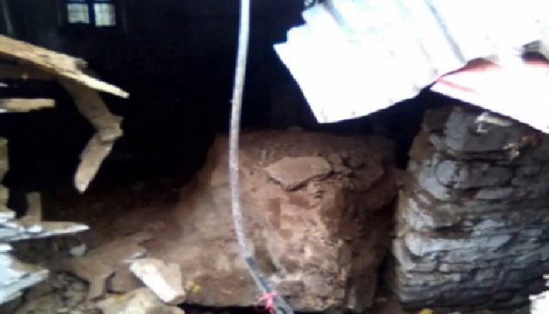 SHIRAT SHKAKTOJNË RRËSHQITJE GURËSH NË KANINË/ Bie brenda një lokali, raportohet për të plagosur