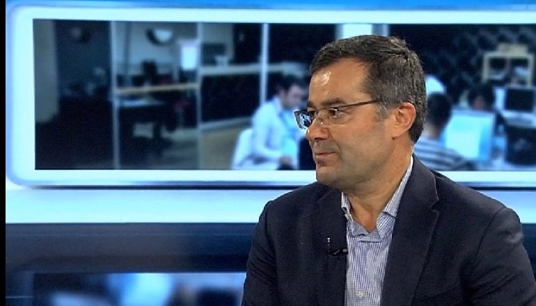 INFEKTOHET ME COVID-19/ Shefi i klinikës në QSUT transportohet për kurim në Turqi