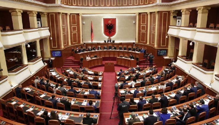 SOT KUVEND/ Debate për hapjen e listave! Interpelancë me Ballukun, betimi i Evis Kushit dhe votimi i 3 dekreteve…