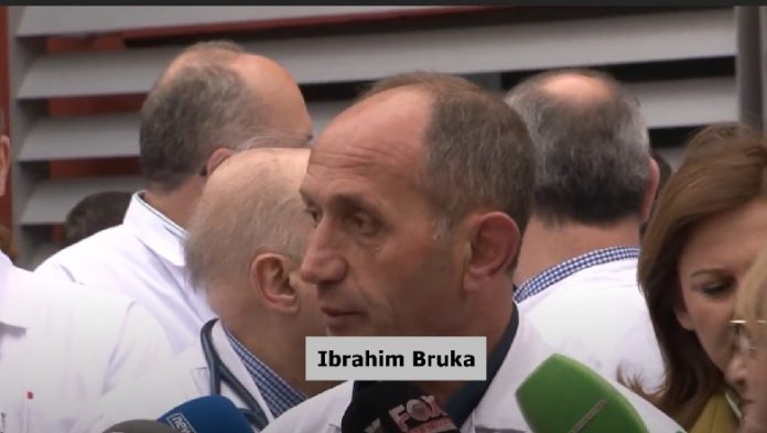 THA SE NUK U PRITËN NË TAKIM NGA MANASTIRLIU/ FOTOT e nxjerrin “blof”. Kush është kirurgu në protestën e mjekëve në QSUT, kandidat i PD për deputet në Kukës