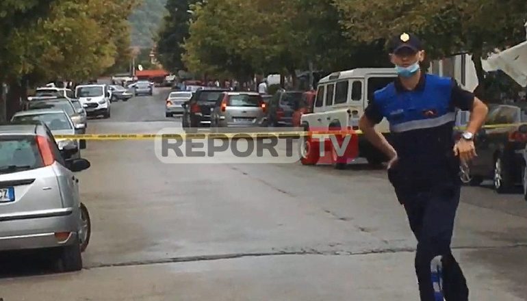 PLAGOSEN DY PERSONA NË ELBASAN/ I dyshuari vijon të qëllojë me armë në drejtim të policisë (EMRAT)