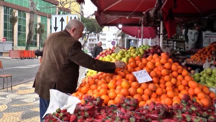 SHIFRAT/ COVID-i bën shqiptarët më kursimtarë, shpenzojnë vetëm për ushqime