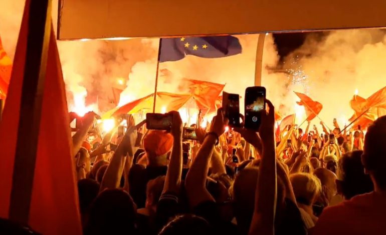 “NUK E JAPIM MALIN E ZI”/ Mbi 50 mijë tubim në sheshin “Pavarësia” në Podgoricë