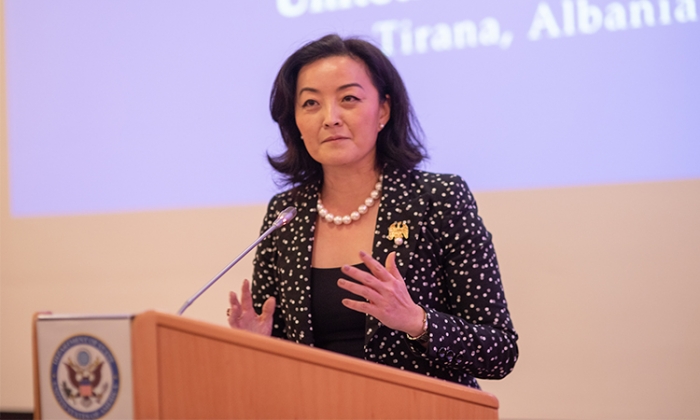 DITA NDËRKOMBËTARE E DEMOKRACISË/ Yuri Kim jep mesazhe të forta: Demokracitë janë të përgjegjshme para qytetarëve të tyre