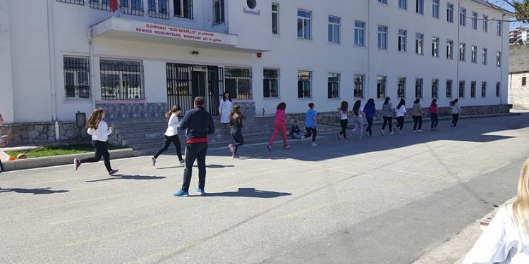 COVID-19/ Pas maturantit rezulton e infektuar edhe mësuesja në Gjirokastër. Preken edhe dy punonjës të doganës së…
