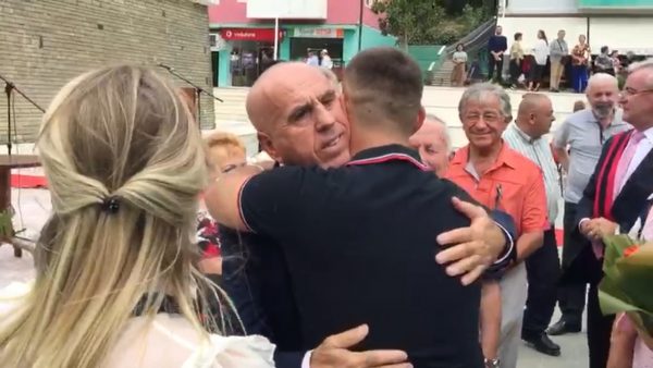 “DETYRËN E MJEKUT DO E BËJ DERI NË FUND”/ Pëllumb Pipero shpallet “Qytetar Nderi” i Skraparit