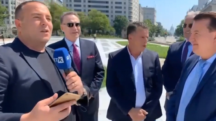 GAZETARI SHQIPTAR LË INTERVISTËN NË GJYSMË NË UASHINGTON/ Konfrontohet verbalisht me provokuesin që thirri “Kosova është Serbi” (VIDEO)