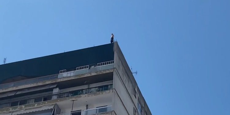 MERR FUND PANIKU/ Shqiptari zbret nga kati i 12-të. Konsullata shqiptare në Selanik takon vajzën e tij: Do vetëvritej për arsye…