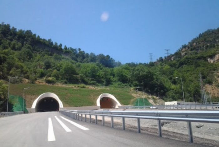 AKSIDENT I RËNDË NË ELBASAN/ Disa të plagosur nga përplasja e PESË makinave