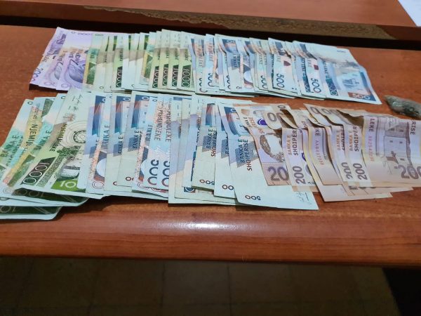 DOZA TË VOGLA HASHASHI TEK MARKATA E ELBASANIT/ Policia bie në gjurmët e shpërndarësve, 2 në pranga