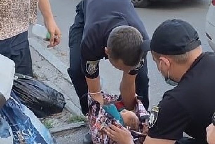 NDODH EDHE KJO/ Kishte futur fëmijën në një çantë ushqimesh, kalimtarët e dëgjojnë dhe ja si e pëson nëna 29-vjeçare
