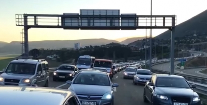 PËRSËRI RADHË KILOMETRIKE NË MORINË/ Shqiptarët e Kosovës ‘nuk i ndahen’ plazhit: Kalojnë 15 mijë makina për 2 orë