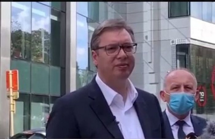 GAZETARI E PYET PËR MARRËVESHJEN ME KOSOVËN/ Vuçiç përgjigjet i nervozuar: Për cilën media punoni? (VIDEO)