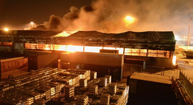 ITALI/ Shpërthim i fuqishëm zjarri në portin e Ankonës, mbyllen shkolla, parqe dhe universitete (FOTOT)