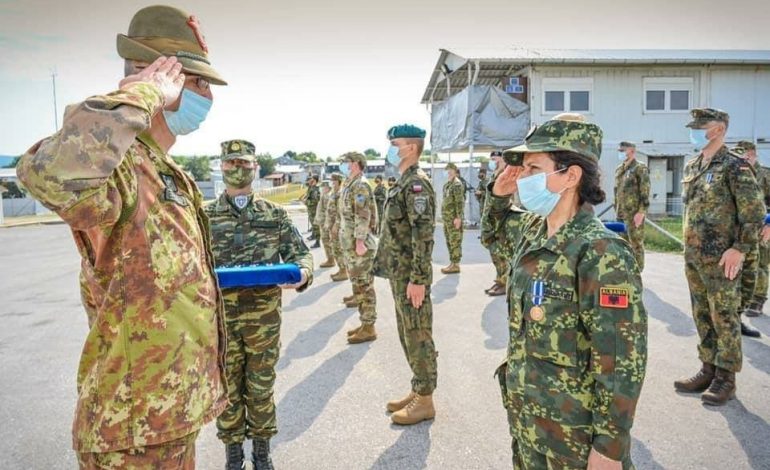 FOTOLAJM/ Ushtarët shqiptarë në Kosovë nderohen me medaljen e NATO-s