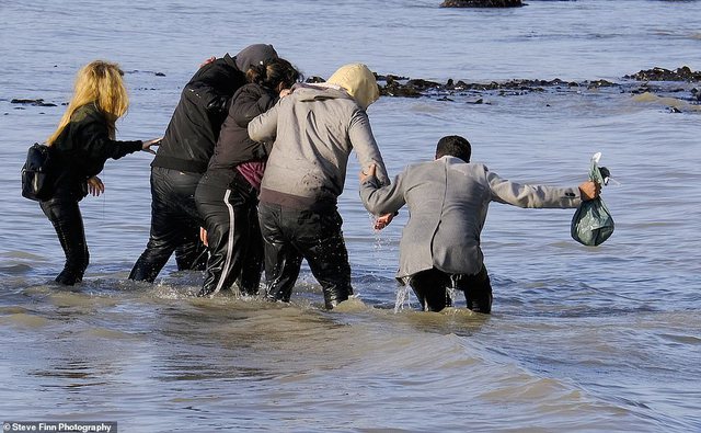 TË RRASKAPITUR NGA MËRZIJA DHE LODHJA/ Pamjet dramatike të emigrantëve në Angli, që mezi qëndrojnë në këmbë (FOTO)