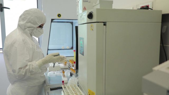 SHKON NË 317 NIMRI I VIKTIMAVE/ U infektua nga bashkëshorti, gruaja vdes nga koronavirusi
