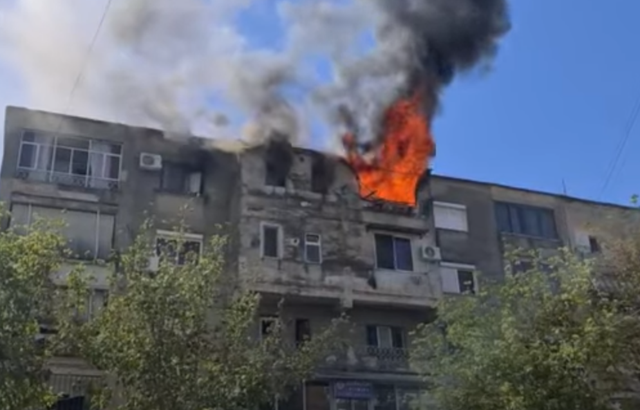 PANIK NË SHKODËR/ Apartamenti përfshihet nga flakët, banorët të bllokuar nga tymi (VIDEO)