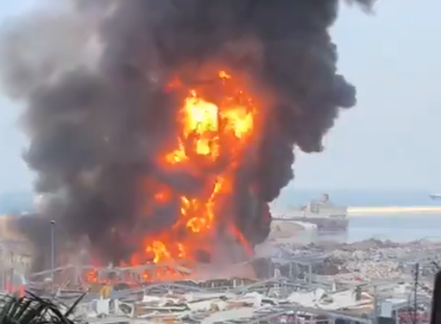 RIKTHEHET PANIKU/ Situatë dramatike në Bejrut, zjarr i madh në port (VIDEO)