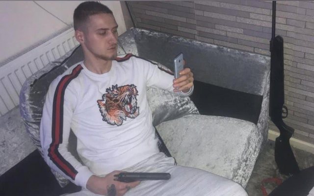 FESTA ME HASHASH E ALKOOL/ Ky është autori i plagosjes në Tiranë, vëllai i grabitësit të tmerrshëm (FOTO)