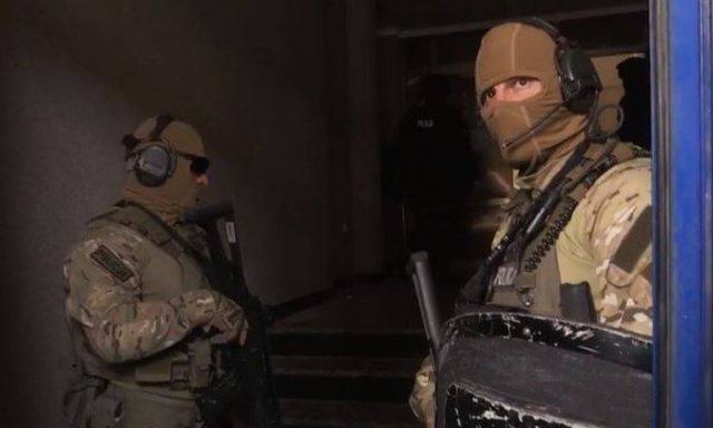 ÇFARË PO NDODH? Eulex me ushtarë të maskuar basitisin zyrat e veteranëve UÇK-së për dosjet e Hagës (VIDEO)