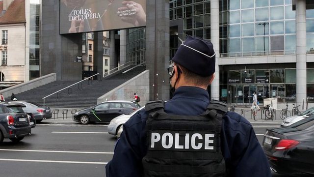 SULMI ME THIKË NË PARIS/ Autoritetet: Akt terrorizmi