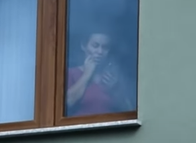 E MBYLLUR MES 4 MUREVE ME VAJZAT/ Dalin pamjet nga vendi ku po kalon arrestin e shtëpisë Fjolla Morina (FOTOT)