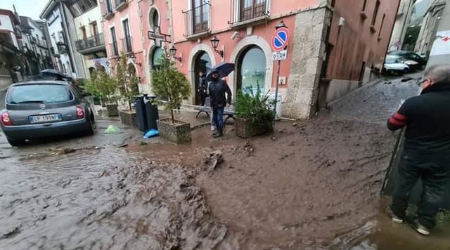 SHI, ERË DHE PËRMBYTJE/ Moti i keq godet Italinë, mbyllen disa shkolla (FOTO)