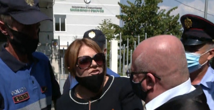 “FLEMË NË HOTEL SE VAJZËS I PËLQEN…”/ Zbardhet mbrotja e Margjekës para trupit gjykues: Burri im s’guxon të…