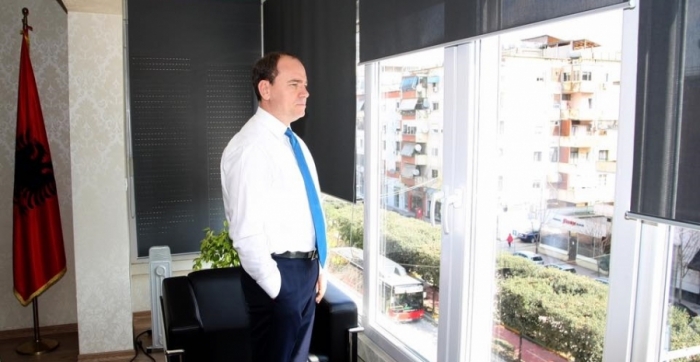 “PO QAJ SI NJË FËMIJË…”/ Ish-presidenti Bujar Nishani jep lajmin e trishtë, ndahet nga jeta nëna e tij