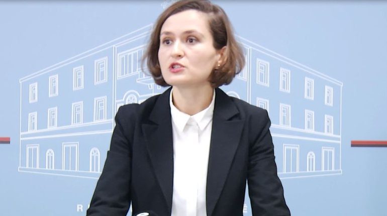 HAPJA E SHKOLLAVE/ Shahini: Hyrja dhe dalja, sipas rregullave të distancimit social dhe fizik. Nga orari tek dezinfektimi, si do funksionojë