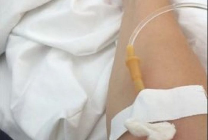 E RËNDË/ Plagoset me thikë në gjoks përmbaruesi privat në Sarandë. Çfarë deklaron për ngjarjen (FOTO+EMRI)