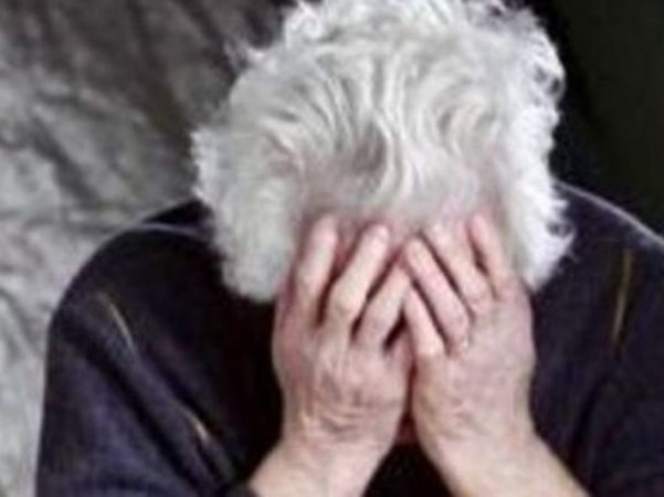 “JAM NË HASMËRI, 3 VITE MË PARË…”/ E moshuara rrëfen dhunën: Një burrë hyri në dhomë, nisi të më godasë me grushte e shkelma