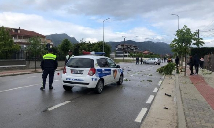 AKSIDENT NË ELBASAN/ Makina përplas këmbësorin, i lënduari niset me urgjencë drejt spitalit