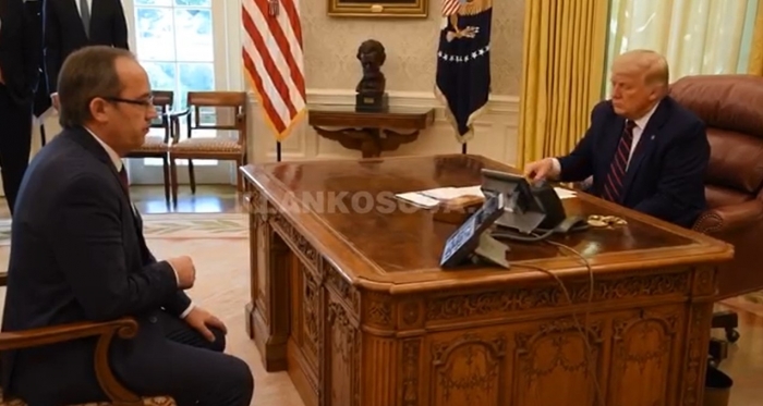 PUBLIKOHET VIDEO/ Trump telefonon kryeministrin Netanyahu në prani të Avdullah Hotit, i konfirmon njohjen e Pavarësisë së Kosovës