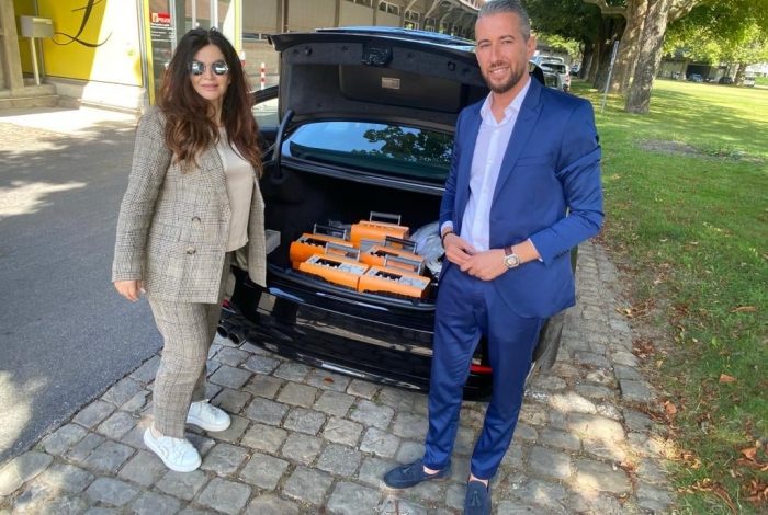 KA LUAJTUR ROLIN E “MIMOZA LLASTICËS”/ Aktorja Zhaklina Dhimojani dhuron disa respiratorë për Spitalin “Shefqet Ndroqi” (FOTOT)