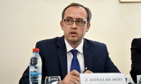 “NUK SHKON NËPËR RESTORANTE”/ Befason zv/kryeministri kosovar: Kryeministri e merr bukën nga shtëpia dhe ha në zyrë