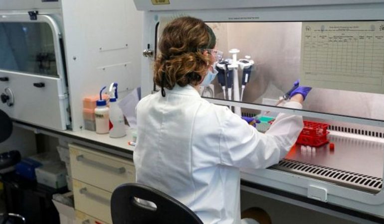COVID-19/ Sëmuret njëri nga pjesëmarrësit, ndalen provat e vaksinës së universitetit të Oksfordit