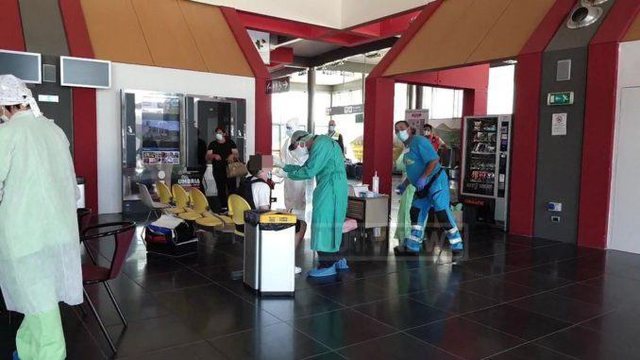 COVID-19/ Pasagjerëve nga Tirana u bëhet tamponi në aeroportin e Perugias. IZOLIM deri sa të dalin përgjigjet