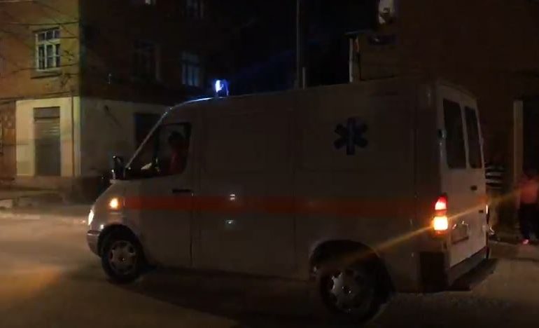 NDODH NË KORÇË/ I dehuri shtrihet në mes të rrugës, dërgohet me ambulancë në spital