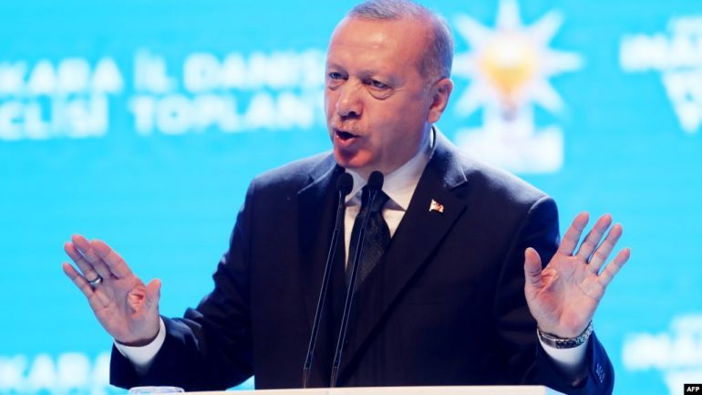 KËRCËNON GREQINË/ Erdogan: Nuk përulemi ndaj shantazheve, s’lejojmë askënd të burgosë Turqinë në brigjet e tij