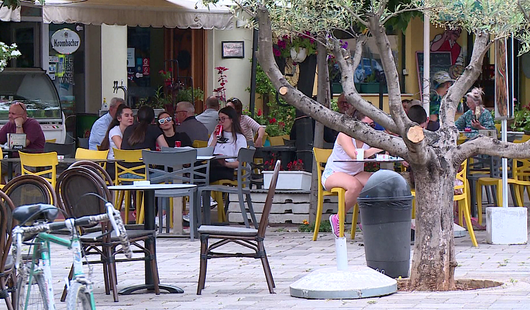 SHIFRAT/ Shqiptarët shpenzuan 54 milionë euro më pak në bare e restorante në tremujorin e dytë