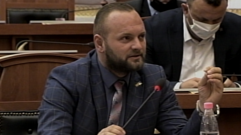“DISIPLINONI DAMIAN GJIKNURIN”/ Halit Valteri: Shqiptarët kanë nevojë për hapje listash dhe jo…