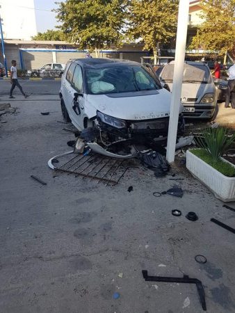 AKSIDENT I RËNDË NË KAMËZ/ Makina përplaset me shtyllën, plagoset shoferi