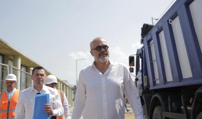 KANTIERI I RINDËRTIMIT NË VLORË/ Rama: Qendra e qytetit do të rilindë me standarde, 404 familje do të kenë shtëpi më të bukur e më të fortë